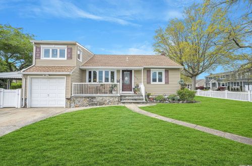 3831 Cordwood Ln, Seaford, NY 11783-1106