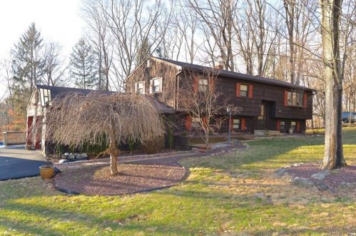 2 Roberts Dr, Bethel, CT 06801-1625