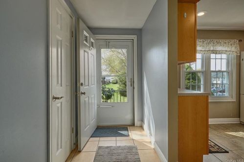 1108 Williamsburg Dr, Mahopac, NY 10541-2849