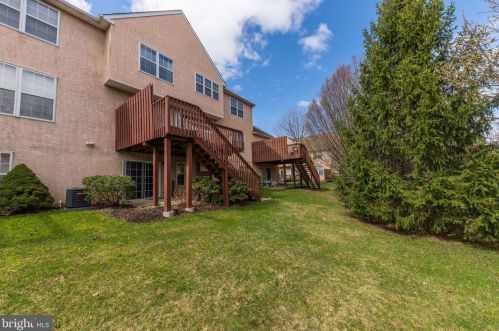 70 Wheatsheaf Ln, Norristown, PA 19403-1177