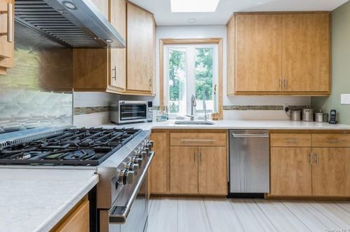 25 Cardinal Ct, West Nyack NY  10994-1031 exterior