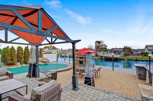 95 Midway St, Babylon NY  11702-4311 exterior