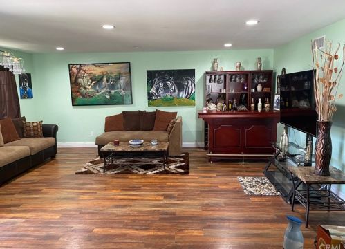 146 68th St, Long Beach, CA 90805-1210