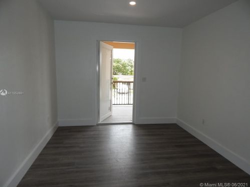 661 11th Pl, Hialeah FL  33010-3645 exterior