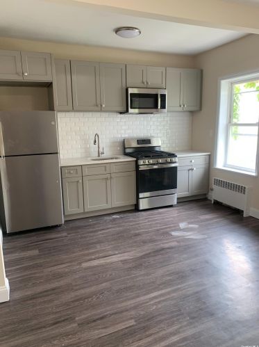 22-20 38th St, Long Island City, NY 11105-1121