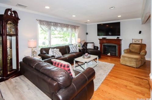 35 Dorothy Ln, San Remo, NY 11754-2934