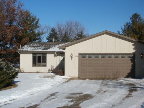 910 Manchester Ct, Chenequa, WI 53029-2705