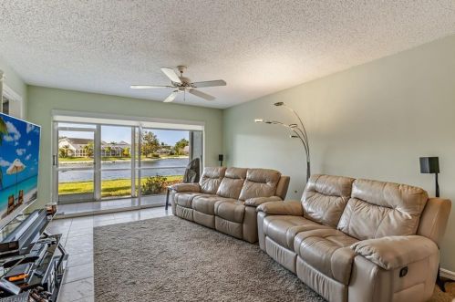 810 New Waterford Dr, Naples, FL 34104-7888
