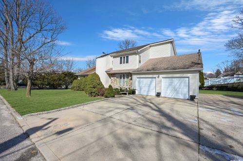 27 Cypress Dr, San Remo, NY 11754-2301