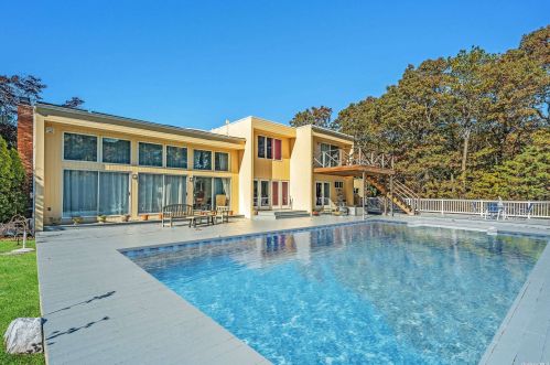13 Fox Hollow Dr, East Quogue, NY 11942-3618