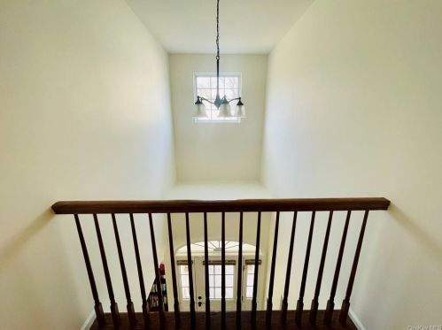 5 Cornwall Ln, Middletown NY  10940-5077 exterior