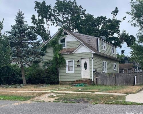 136 Penataquit Ave, Bayshore, NY 11706-8825