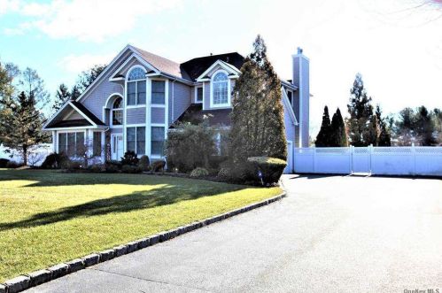 44 Rofay Dr, Elwood, NY 11731-6339