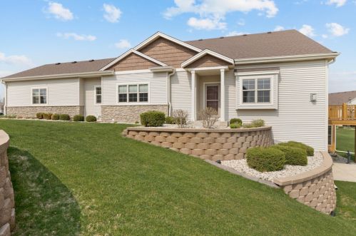 1140 Black Bear Dr, Mukwonago, WI 53149-7705