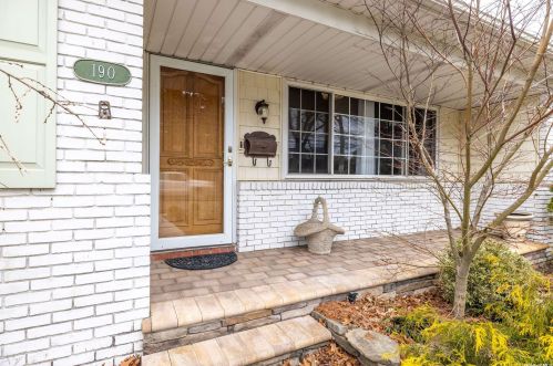 190 Little East Neck Rd, Babylon, NY 11702-3206