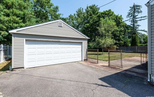 105 Renison Dr, Westbury NY  11590-1036 exterior