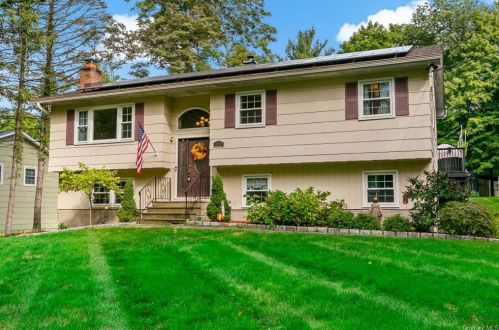 3676 Sagamore Ave, Mohegan Lake, NY 10547-1353