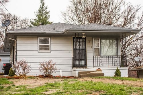912 Arnold St, Glenwood, IA 51534-1808
