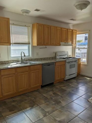 67 Mead St, Bridgeport CT  06610-2721 exterior