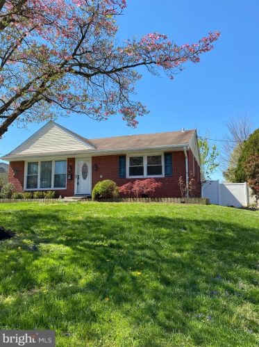 12 Colonial Dr, Norristown PA  19401-1803 exterior