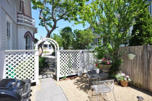 28 Narragansett Ave, Marthas Vineyard MA 02539-4428 exterior