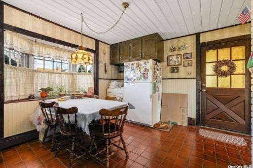 34 Flagstone Ln, Westbury NY  11590-6531 exterior