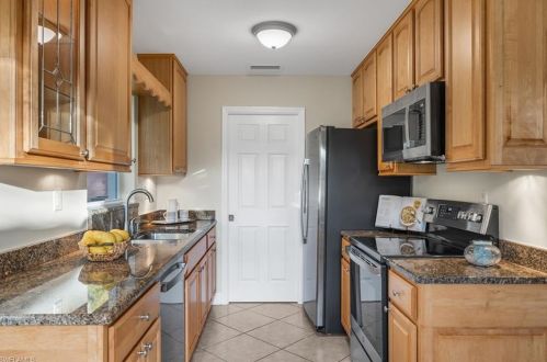 1075 Rordon Ave, Naples FL  34103-4570 exterior