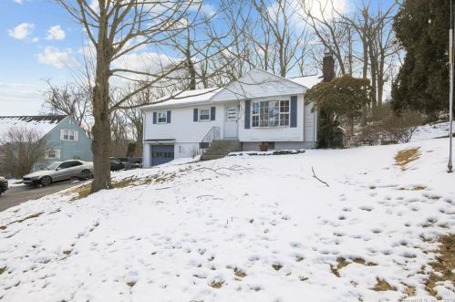 49 Valley Rd, Groton, CT 06340-4116