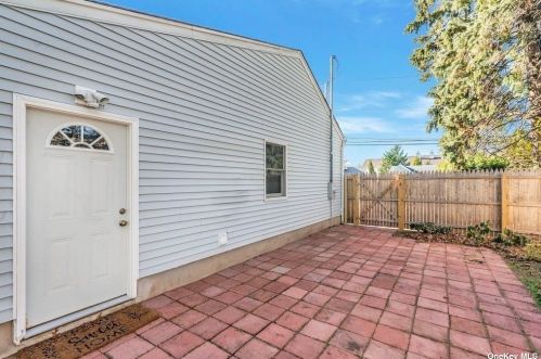 516 Greene Ave, North Lindenhurst NY  11757-3449 exterior