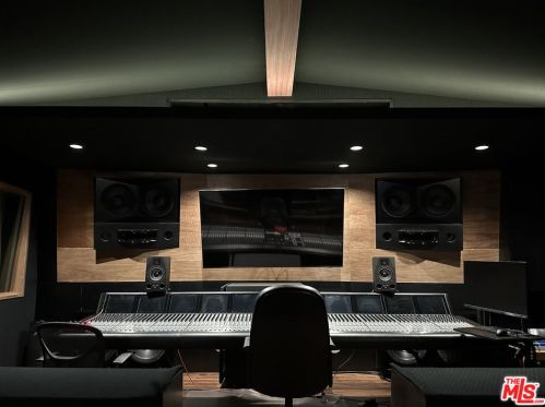 5520 Cahuenga Blvd, North Hollywood CA  91602-2376 exterior