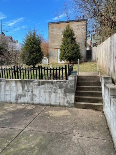 715 Excelsior St, Pittsburgh PA 15210-1034 exterior