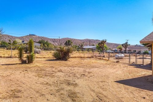 7645 Victoria Ave, Yucca Valley CA  92284-6152 exterior