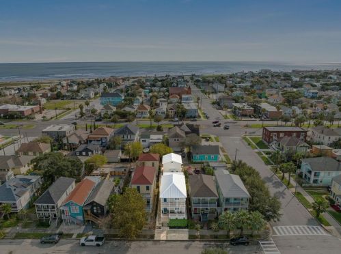 1021 Sealy St, Galveston TX 77550-3813 exterior