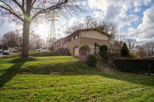 3247 Mayflower Dr, Pittsburgh, PA 15227-1013