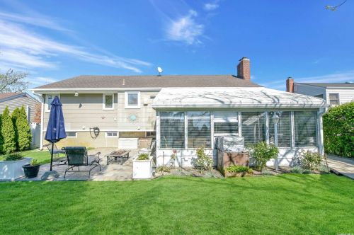 2308 Oakdale Ave, Seaford NY  11783-3141 exterior