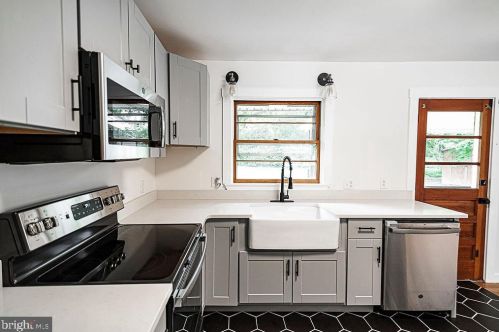 415 Liberty St, Charles Town WV  25414-1827 exterior