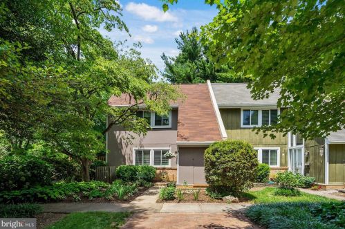 11132 Forest Edge Dr, Herndon, VA 20190-4025