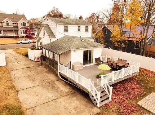 30 Roslyn St, Islip Terrace, NY 11752-2726
