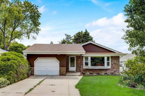 2022 116, Milwaukee WI 53226-2104 exterior