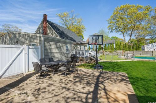 32 Aster Ave, Holtsville NY  11742-1703 exterior