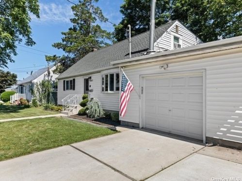 366 42nd St, North Lindenhurst, NY 11757-2405