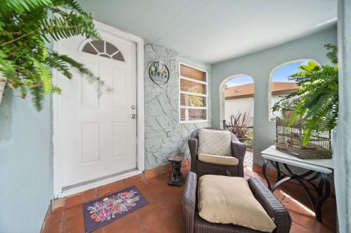 724 Mcintosh St, West Palm Beach, FL 33405-3146