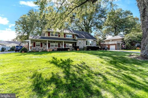 208 Wayne Dr, Riverton, NJ 08077-3843