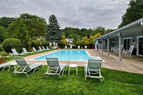 305 Canterbury Ct, Oakmont PA  15139-1177 exterior