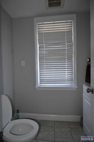 195 Oak St, Teaneck NJ  07666-3848 exterior