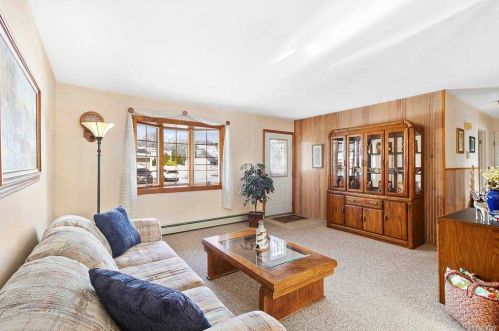 110 5th St, Holbrook, NY 11741-3702