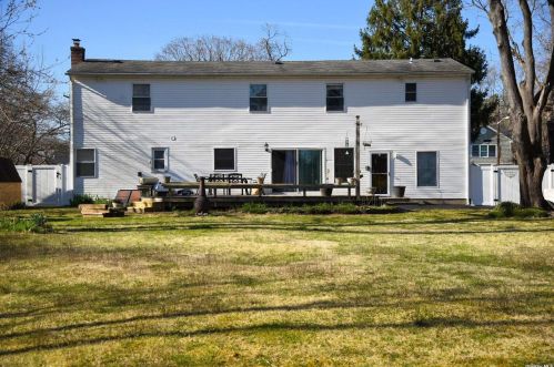 260 Floral Park St, Islip Terrace, NY 11752-1421
