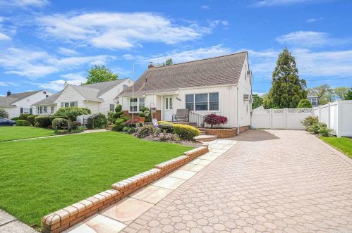 2868 Michael Rd, North Wantagh, NY 11793-1028