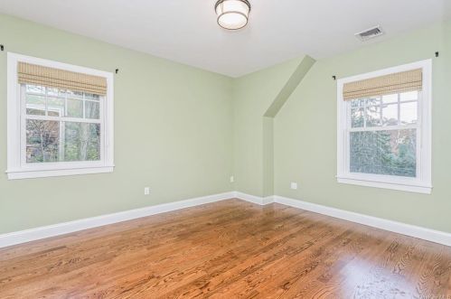 215 Locust Rd, Pleasantville NY  10570-3723 exterior