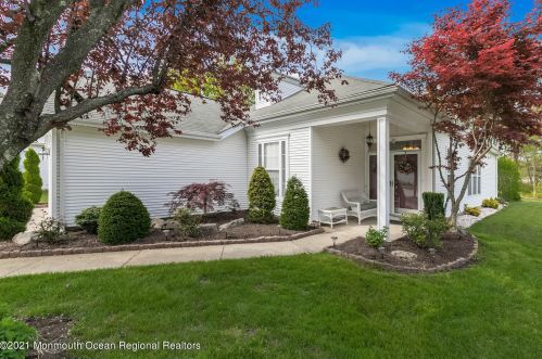 81 Golden Seasons Dr, Lakewood, NJ 08701-7537